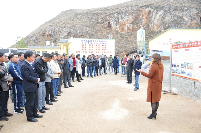 “我今å¹?2å²ï¼Œå…¥å…š32å¹´äº†ï¼Œç¬¬ä¸€æ¬¡è¿›å…šæ ¡åŸ¹è®ï¼Œå¤ªæ¿€åŠ¨äº†ï¼Œè¿™æ˜¯æˆ‘çš„å¤§æ—¥åï¼?rdquo;3æœ?8日,会泽县è€åނ乡æ’è½å¡æ‘è€å…šå‘˜èµµæ–‡æ‰èµ°å‡ºåŽ¿å§”å…šæ ¡æŠ¥å‘ŠåŽ…ï¼Œè¿˜æ„犹未尽。赵文æ‰å‚åŠ “会泽åŽ?018å¹?lsquo;万å党员进党æ ?rsquo;农æ‘党员示范培è®ç?rdquo;,æ¯å¤©ç©¿ç€å´æ–°çš„ä¸å±±è£…,胸å‰çš„å…šå¾½ç«¯ç«¯æ£æ£ã€?今年以æ¥ï¼Œä¼šæ³½åŽ¿èšç„¦å…šæ€§æ•™è‚²ï¼Œèšç„¦æœ¬é¢†æå‡ï¼Œèšç„?5000余忙®é€šå…šå‘˜ï¼Œå…¶ä¸å†œæ‘普通党å‘?4750å,å¯åЍäº?ldquo;万å党员进党æ ?rdquo;培è®å·¥ä½œï¼Œåœ¨å…šå‘˜åŸ¹è®å…¨è¦†ç›–的基础上,按照人数ä¸å°‘于党员总数çš?0%ã€æ—¶é—´ä¸å°‘于3å¤©çš„è¦æ±‚,组ç»?000åå†œæ‘æ™®é€šå…šå‘˜è¿›å…¥ä¹¡ï¼ˆé•‡ï¼‰åŠä»¥ä¸Šå…šæ ¡è¿›è¡Œé›†ä¸åŸ¹è®ã€?3æœ?6日至28日,会泽åŽ?018å¹?ldquo;万å党员进党æ ?rdquo;农æ‘党员示范培è®çåœ¨åŽ¿å§”å…šæ ¡å¼€ç。全åŽ?018年计划脱贫出列的83个贫困æ‘åŠä¸»è¦æ·±åº¦è´«å›°æ‘党员220人å‚åŠ åŸ¹è®ã€?20äººä¸æœ‰å…ˆè¿›å…šå‘˜ï¼Œä¹Ÿæœ‰å…šå‘˜è‡´å¯Œå¸¦å¤´äººã€?农æ‘党员示范培è®å†…容以åä¹å¤§ç²¾ç¥žå’Œå…šç« ã€ä¹ 近平总书记在åä¹å±Šä¸€ä¸å…¨ä¼šä¸Šçš„讲è¯ç²¾ç¥žä¸ºé‡ä¸ä¹‹é‡ï¼Œä¸Ž“ä¸å¿˜åˆå¿ƒã€ç‰¢è®°ä½¿å‘?rdquo;主题教育,推è¿?ldquo;两å¦ä¸€å?rdquo;å¦ä¹ 教育常æ€åŒ–深入结åˆã€‚全县农æ‘党员示范培è®ç上,首先戴党徽ã€å‘å…šç« ï¼Œé‡æ¸©å…¥å…šèª“è¯ï¼Œè¿™ä¹Ÿæ˜¯æ‰€æœ‰é›†ä¸åŸ¹è®çš„“规定动作”ã€?培è®ä¸ï¼Œè¿˜å®žåœ°å‚观了“ä¼šæ³½çºªå¾‹å»ºè®¾è®²ä¹ æ‰€”,通过è¿çºªè¿æ³•党员的å颿•™æè¦é†’å‚å¦å…šå‘˜ã€?“如何åšä¸€ååˆæ ¼å…šå‘˜ï¼Œæˆ‘以å‰ä¸€ç›´ä¸å¤ªæ˜Žç™½ï¼Œé€šè¿‡åŸ¹è®ï¼Œæˆ‘å¿ƒé‡Œäº®å ‚äº†ï¼Œæˆ‘è¦éšæ—¶æŠŠå…šå‘˜èº«ä»½äº®å‡ºæ¥ã€?rdquo;迤车镇å°è¡—æ‘党员龙顺文å‚åŠ å®ŒåŸ¹è®ï¼ŒåŠ¨æƒ…åœ°è¯´ã€?为æå‡å†œæ‘基层党员带头致富和带领群众致富的能力,县委组织部邀请专家围绕高原特色农业å‘展ã€ç‰›ç¾Šå…»æ®–åŠç–¾ç—…预防ç‰å†…容开展农业产业技能培è®ã€?ldquo;喂牛喂羊,先喂粗的,å†å–‚细的,æ‰ä¸ä¼š‘鼓气’,æ‰èƒ½æ£å¸¸ååˆã€?rdquo;“包谷é’è‹—é•?lsquo;å„?rsquo;,ä¸èƒ½ç›´æŽ¥æŽ°å›žæ¥å–‚牲å£ï¼Œå¿…须晒干喂,å¦åˆ™ä¼šå¯¼è‡´æ°¢æ°°é…¸ä¸æ¯’ï¼?rdquo;åŽ¿ç•œç‰§å±€é«˜çº§å…½åŒ»å¸ˆæƒæœ¬æ‰çš„讲解éžå¸¸æŽ¥åœ°æ°”,多媒体结åˆé€šä¿—易懂的è¯è¨€ï¼Œåˆ—举养殖实例,让å¦å‘˜ä»¬å¬å¾—津津有味ã€?在会泽县å¤åŸŽè¡—é“é’云æ‘现场教å¦ç‚¹ï¼Œå¦å‘˜ä»¬å†’ç€è’™è’™ç»†é›¨ï¼Œè†å¬å…šå‘˜åˆ›ä¸šè‡´å¯Œå¸¦å¤´äººå•å°å¥Žè®²è¿°åˆ›ä¸šåŽ†ç¨‹ï¼Œå•å°å¥Žæ—¢æ˜¯è¿™æ¬¡å†œæ‘党员示范培è®ççš„å¦å‘˜ï¼Œåˆæ˜¯åŸ¹è®è€å¸ˆã€‚者海镇犀牛æ‘å…šå‘˜è‡´å¯Œå¸¦å¤´äººé©¬é€‰å›´ï¼Œä¹Ÿæ˜¯è¿™æ ·çš„ç‰¹æ®ŠåŸ¹è®è€å¸ˆã€?“我们太需è¦è¿™æ ·çš„培è®äº†ï¼Œå…¨è®²åˆ°æˆ‘的心åŽä¸Šï¼?rdquo;æ¥è‡ªå¤§æ¡¥ä¹¡è€…ç±³æ‘的年轻党员å™å…ˆé¾™è¯´ã€?1å²çš„å™å…ˆé¾™æ˜¯ä¸€å回乡创业的年轻党员,他在æ‘里带ç€ä¹¡äº²ä»¬å…»ç‰›ç¾Šï¼Œç§æ¤é©¬é“ƒè–¯å’Œå…šå‚ã€?除了集ä¸è½®è®ï¼Œé’ˆå¯¹å¹´é¾„较大ã€è¡ŒåЍä¸ä¾¿çš„å…šå‘˜åŠæµåŠ¨å…šå‘˜ï¼Œé‡‡å–“æµåŠ¨å…šæ ¡”ã€?ldquo;é€å¦ä¸Šé—¨”ç‰æ–¹å¼ï¼Œ“一对一”开展é€å¦ã€‚åŒæ—¶ï¼Œè¿ç”¨è¿œç¨‹æ•™è‚²å’Œç»¼åˆæœåС平å°ã€ç½‘上党支部ç‰ï¼Œå®žçŽ°å…šå‘˜ä¸Šç½‘å¦ä¹ ã€åœ¨çº¿åŸ¹è®ã€äº’动交æµã€?åœ¨åŽ¿å§”å…šæ ¡å†œæ‘党员示范培è®ç展开培è®çš„åŒæ—¶ï¼Œä¹¡ï¼ˆé•‡ã€è¡—é“)党(工)委按照县委的安排部署,积æžè¡ŒåŠ¨ã€‚è€åނ乡æˆç«‹äº†ç”±å…šå§”副书记ã€ç»„工干部ã€å…šæ ¡æ•™å‘˜åŠå†œç§‘ç«™ã€æž—工站ã€å…½åŒ»ç«™ç‰éƒ¨é—¨å·¥ä½œäººå‘˜ç»„æˆçš„“逿•™å›?rdquo;,把党的åä¹å¤§ç²¾ç¥žåŠå†œç§‘技术é€åˆ°åŸºå±‚党员ä¸ã€‚ä¹ä¸šé•‡å…šå§”既组织了130å农æ‘å…šå‘˜è¿›å…¥é•‡å…šæ ¡å¼€å±•åŸ¹è®ï¼Œåˆå¼€å±?ldquo;é€å¦ä¸‹æ‘ç»?rdquo;活动,目å‰å·²å¼€å±•æ‘组党员培è®?期ã€?培è®ä½¿æ™®é€šå…šå‘˜å…šæ€§æœ‰æ•ˆå¢žå¼ºã€‚é›¨ç¢Œä¹¡é©¬æ¡‘åæŽå®¶æ‘å°ç»„å…šå‘˜é¾šå¾·ç§‘ï¼Œæ— å¿æä¾›åœŸåœ°å»ºå…šå‘˜æ´»åŠ¨å®¤ï¼Œè¿˜å‡ºèµ„3万多元,硬化了党员活动å°å¹¿åœºã€?ldquo;通过培è®ï¼Œä½¿æˆ‘æ›´åŠ æ˜Žç™½ï¼Œä¸€åå…±äº§å…šå‘˜ä¸Žæ™®é€šç¾¤ä¼—çš„åŒºåˆ«ï¼Œå°±åœ¨äºŽä½ å¥‰çŒ®äº†å¤šå°‘ï¼Œä¸ºç¾¤ä¼—åšäº†å¤šå°‘事4龚德科说ã€?“我们æ£åœ¨è¿›ä¸€æ¥å®Œå–„åŸºå±‚å…šå‘˜åˆ°å…šæ ¡è½®è®æœºåˆ¶ï¼Œé‡‡å–ç»å¸¸åŒ–教育与集ä¸åŸ¹è®ã€æ™®éè½®è®ä¸Žé‡ç‚¹è°ƒè®ã€å…šæ€§æ•™è‚²ä¸ŽæŠ€èƒ½åŸ¹è®ç›¸ç»“åˆçš„æ–¹å¼ï¼Œå®žçŽ°å…šæ ¡åŸ¹è®å…šå‘˜åˆ¶åº¦åŒ–,让农æ‘党员æ¯å¹´è¿›å…šæ ¡åŸ¹è®æˆä¸ºå¸¸æ€ã€?rdquo;县委常委ã€åŽ¿å§”ç»„ç»‡éƒ¨éƒ¨é•¿å™èƒç šè¯´ã€‚(特约记者å¾è´µæ‰ 通讯员æ¨å…´äº¬ï¼? width=